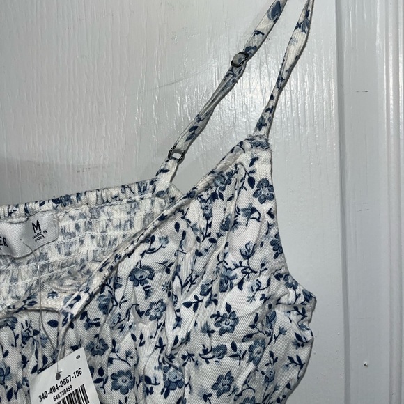 Hollister Blue and White Floral Keyhole Crop Top NWT — Medium - Picture 4 of 6